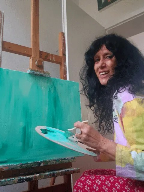 Venice Voisin au chevalet dans son atelier, palette en main